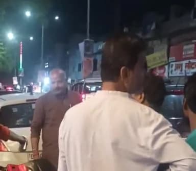 बुलंदशहर: काला आम चौराहे के निकट कार में स्कूटी ने मारी टक्कर, दो पक्षों में हुआ विवाद