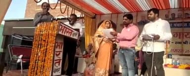 किशनी: कुसमरा मैं भाजपा से चेयरमैन चुने जाने के बाद चेयरमैन तथा 10 सभासदों को एसडीएम द्वारा दिलाई गई शपथ