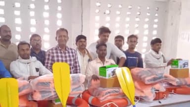 शाहगंज: शाहगंज तहसील सभागार में नाविकों व गोताखोरों को वितरित की गई जीवन रक्षा किट