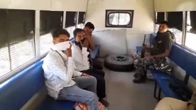 जमुई: भू-विवाद को लेकर हुई मारपीट मामले में 3 व्यक्तियों ने जमुई कोर्ट में किया आत्मसमर्पण,मेडिकल जांच हेतु लाए गए सदर अस्पताल