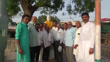 खुरई: पुरानी गल्ला मंडी खुरई में कांग्रेस कार्यकर्ताओं ने देश के प्रथम प्रधानमंत्री पंडित जवाहरलाल नेहरू की मनाई पुण्यतिथि