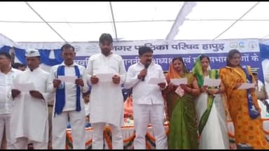 हापुड में नगर पालिका परिषद की नवनिर्वाचित चैयरमेन पुष्पा देवी व सभासदो ने ली शपथ।