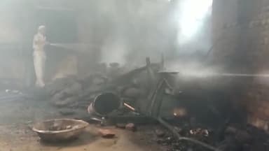 मुज़फ्फरनगर: गांव निर्धना में शॉर्ट सर्किट के चलते एक मकान में लगी आग, दमकल कर्मियों ने कड़ी मशक्कत के बाद आग पर पाया काबू