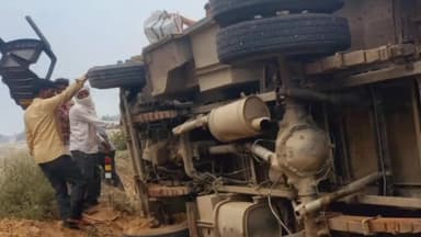 लालढांग: चिड़ियापुर चेक पोस्ट के पास अनियंत्रित होकर पलटी यात्रा कर रहे शिक्षकों की स्कूल बस