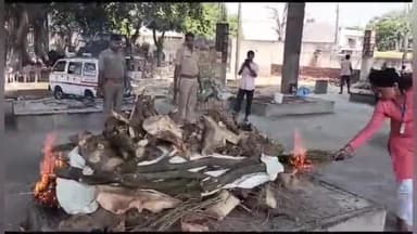 मुज़फ्फरनगर: खतौली में मिले लावारिस शव का क्रांतिकारी शालू सैनी ने नई मंडी श्मशान घाट पर पुलिस की मौजूदगी में किया अंतिम संस्कार