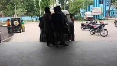 सुपौल: भीमनगर के समीप मोटरसाइकिल एक्सीडेंट में जख्मी युवक को सदर अस्पताल के डॉक्टर ने बेहतर इलाज के लिए किया हायर सेंटर रेफर