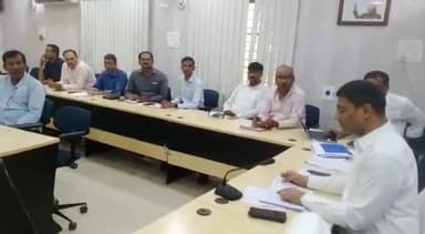 जहानाबाद: समाहरणालय के सभाकक्ष में जल जीवन हरियाली सहित विभिन्न योजनाओं की प्रगति को लेकर की गई समीक्षात्मक बैठक, डीडीसी रहे मौजूद