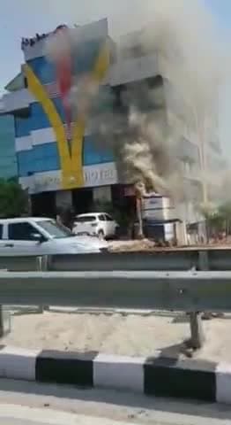 मोहनलालगंज: सूर्या होटल के सामने ट्रांसफार्मर में लगी आग, फायर ब्रिगेड को दी गई सूचना