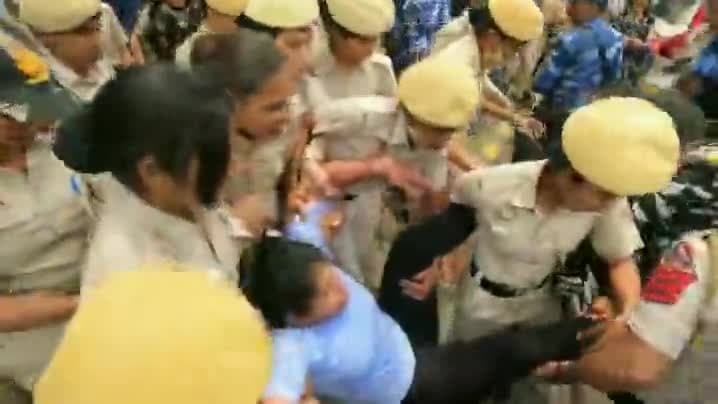 राज्याभिषेक पूरा हुआ - 'अहंकारी राजा' सड़कों पर कुचल रहा जनता की आवाज़!
#wrestlersprotest