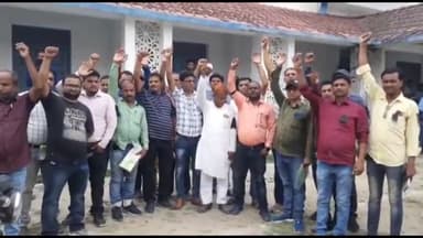 अररिया: टाउन हॉल परिसर में ज़िले भर के किसान सलाहकारों ने अपनी मांगों के समर्थन में काला बिल्ला लगाकर किया प्रदर्शन