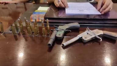 अररिया: करंकिया मे ट्रैक्टर चालक की गोली मारकर हत्या मामले में 1 आरोपी को दो देसी कट्टा 9 गोली और पांच खोका के साथ किया गिरफ्तार