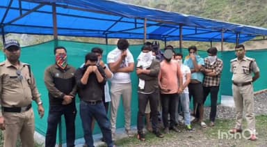 देहरादून: थाना रायपुर पुलिस ने मालदेवता सॉन्ग नदी में शराब पीने वह हुड़दंग करने वाले 15 व्यक्तियों को किया गिरफ्तार