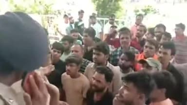 रतलाम नगर: स्कूलके छात्रोंके साथकुछ युवकोंने सरवनके समीप रास्ता रोककर मारपीटकी सरवन निवासियोंने spके नाम csp को ज्ञापन दिया