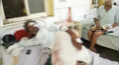 अशोक नगर: पुराने एसपी ऑफिस के पास बाइक फिसलने से पिता-पुत्र घायल, जिला अस्पताल में करवाया गया भर्ती