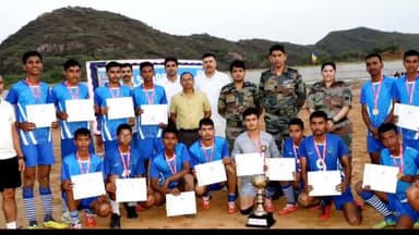 मनेठी: मनेठी के गांव गोठड़ा स्थित सैनिक स्कूल में आयोजित प्रतियोगिता की विजेता टीम को सम्मानित करते प्राचार्य सौम्यब्रत धर