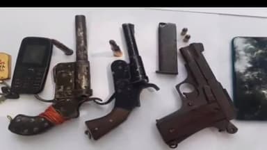 बरौनी: चकिया ओपी की पुलिस ने दो देसी कट्टा, एक पिस्टल व चार जिंदा कारतूस के साथ दो अपराधियों को किया गिरफ्तार