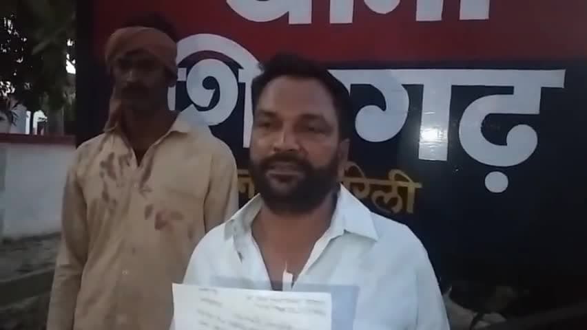 महाराजगंज: #आधा दर्जन हमलावरो ने लाठी डंडों से प्रधान पति किया हमला प्रधान पति थाने में तहरीर देते हुए बोलें।