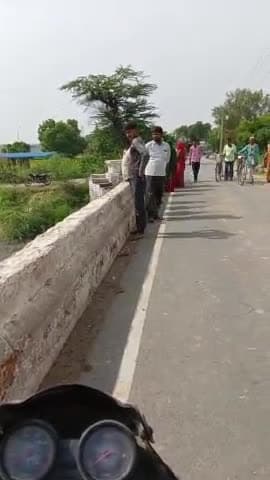 नहाते समय 14 वर्षीय किशोर खैर नगर पुल के पास डूबा काफी खोजबीन करने के बाद भी नहीं मिला शव #kannauj #police@ #bathing
