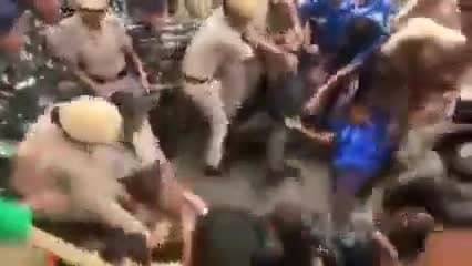 ध्यान से देखिए 😡
तार–तार होती देश की व्यवस्था 
तबाह होता सब सिस्टम दलालों के शहर दिल्ली #जंतर मंतर पर