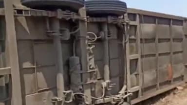 धोरीमन्ना: रामजी का गोल के मेगा हाइवे बाइपास पर बाइक को बचाने के चक्कर में ट्रेलर पलटा