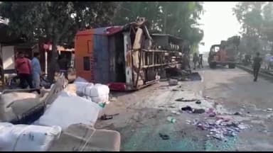 रामनगर: मसौली चौराहे पर डबल डेकर बस डिवाइडर पर चढ़ने के बाद पलटी, हादसे में घायल 5 यात्रियों को सीएचसी में कराया गया भर्ती