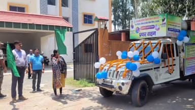लोहरदगा: जिला परिषद परिसर लोहरदगा से कौशल जागरूकता रथ व नुक्कड़ नाटक वाहन को उप विकास आयुक्त ने हरी झंडी दिखाकर किया रवाना
