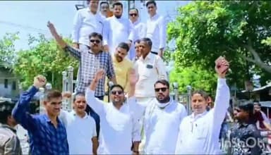 टूंडला: नगर के सुभाष चौराहे पर विभिन्न संगठनों के पदाधिकारियों ने मनाई पूर्व प्रधानमंत्री चौधरी चरण सिंह की पुण्यतिथि