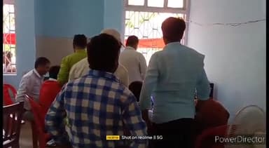 कहरा: नगर निगम चुनाव को लेकर वाहन व अन्य सामग्री हेतु अनुमति प्रपत्र भरने विकास भवन में प्रत्याशियों की जुटी भीड़