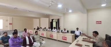 किशनी: किशनी तहसील में एसडीएम ने तहसील परिसर में बुलाई मीटिंग जिसमें निर्देशित किया कि नो पार्किंग के वाहनों पर हो जुर्माना