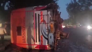 रामनगर: चालक के पलक झपकने से अनियंत्रित होकर बर्दही बाजार के निकट पलटी बस, 5  दर्जन यात्री हुए घायल