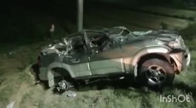 हापुड़: NH-9 स्थित ततारपुर कट के पास दो कारों की हुई जोरदार भिड़ंत, हादसे के बाद स्कॉर्पियो कार खेतों में जा गिरी, 3 लोग घायल।