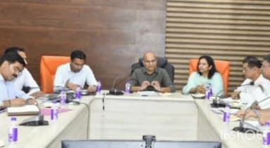 देहरादून: मॉनसून से पहले आपदा प्रबंधन प्राधिकरण के सचिव रंजीत सिन्हा ने सचिवालय में जिलाधिकारियों के साथ ली तैयारियों पर बैठक