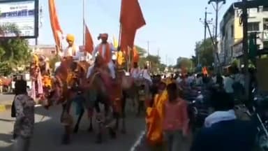 रतलाम नगर: रतलाममें निकली भव्यकलश यात्रा हजारोंकी संख्यामें महिलाएं मौजूद स्वामी चितम्बरा नंद जी सरस्वती मौजूद लोगों ने किए दर्शन