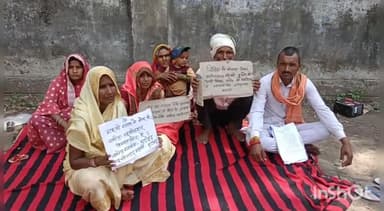 बहराइच: कलेक्ट्रेट स्थित घरनास्थल पर गदामार इलाके के पीड़ित धरने पर बैठे, विपक्षी पर फर्जी बैनामा कराने का लगाया आरोप