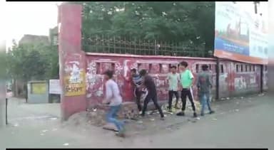 फिरोज़ाबाद: अटल पार्क के गेट पर लड़कों के दो गुटों में हुई मारपीट, लाइव वीडियो आया सामने