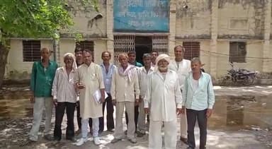 अलवर: धीवर बस्ती में बोरिंग लगवाने को लेकर स्थानीय निवासी पहुंचे जलदाय विभाग, अधिकारी के नहीं मिलने पर जताया रोष