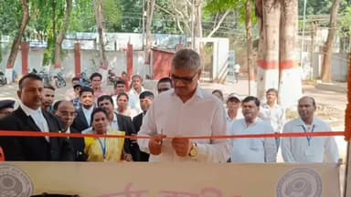 लोहरदगा: सिविल कोर्ट परिसर लोहरदगा में PDJ राजेंद्र बहादुर पाल ने फीता काट कर मन का मिलन पखवाड़े का किया उद्घाटन