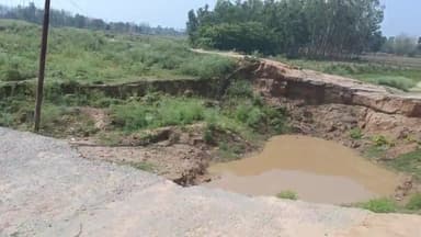 बलरामपुर समाचार बाढ़ में कटा बंदा कोई नहीं है पुरुसाहल मामला केंद्रीय विद्यालय से होते हुए रिसालपुर बुध नगर जाने वाले सड़क और बांध का है इस बांध के बन जाने से कई गांव को जाने में सुविधा होती है भले बाढ़ खंड कागजों में करोड़ों रुपए खर्च कर र