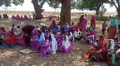 राजिम: बासिन में शराब दुकान को बंद करने ग्रामीण महिलाओ ने बोला हल्ला बोल।