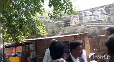 मुरादाबाद: जिला कलेक्ट्रेट में वकीलों के चेंबर के ऊपर बिजली के तारों में लगी आग, सभी लोगों को वहां से हटाया गया