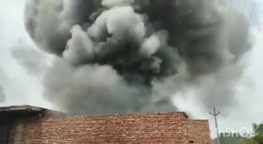 आगरा: पथौली में कबाड़ के गोदाम में लगी भीषण आग, कड़ी मशक्कत के बाद पाया गया काबू