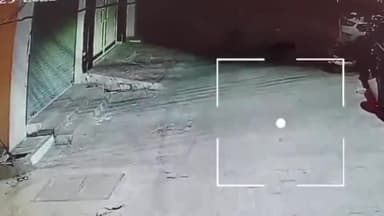 पानीपत: पानीपत तहसील कैंप के जवाहर नगर में घर के बाहर खड़ी गाड़ी के टायर चुराकर ले गए चोर घटना सीसीटीवी कैमरे में कैद।