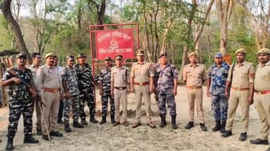 तुलसीपुर: भारत-नेपाल सीमा बॉर्डर पर पुलिस व एसएसबी की संयुक्त टीम ने तस्करी व वन कटान की रोकथाम हेतु किया पैदल गस्त