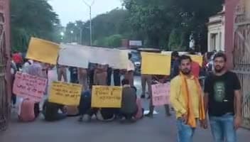 काशी हिंदू विश्वविद्यालय के सिंह द्वार पर पत्रकारिता विभाग के छात्रों ने किया विरोध प्रदर्शन