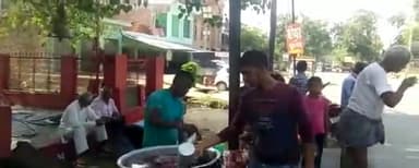 किशनी: कुसमरा में दशहरा के पर्व पर पुलिस चौकी पर बने मंदिर पर हवन पूजन के बाद वितरण हुआ शरबत