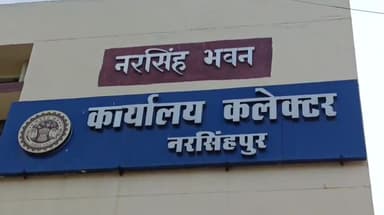नरसिंहपुर: कलेक्ट्रेट कार्यालय के जनसुनवाई हॉल में कलेक्टर ने सुनी लोगों की समस्याएं, 102 आवेदन हुए प्राप्त