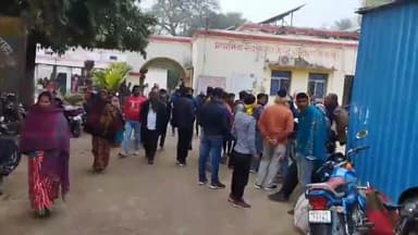 जंदाहा: नशे में धुत एक व्यक्ति ने रामपुर रमहर गांव में एक महिला को ईट से मारकर किया घायल ,घायल महिला का इलाज PHC में जारी