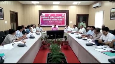 मथुरा: डीएम ने कलेक्ट्रेट सभागार में जिला श्रम बंधु इन्वेस्टर्स समिट के संबंध में कर्मचारियों के साथ की समीक्षा बैठक