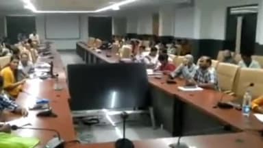 रतलाम नगर: रतलाम जनसुनवाई मेजयंत विटामिनके श्रमिकोंको जमीनबेचनेके बादभीनहीं मिला पैसा 17मृतक श्रमिकोके परिजनोंने कलेक्टरसे की गुहार