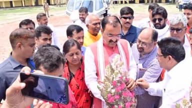 शाहगंज: सुईथाकला गाँव मे वैवाहिक कार्यक्रम में सम्मिलित होने पहुंचे उप मुख्यमंत्री केशव प्रसाद मौर्य निहारिका को दिया आशीर्वाद